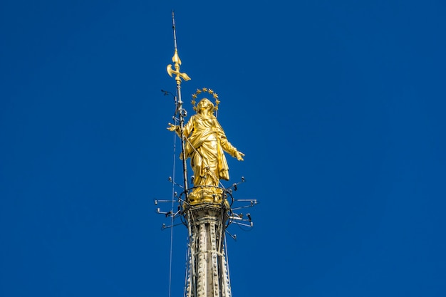 Statua della Vergine Maria sulla sommità del Duomo di Milano (Duomo di Milano) in Italy