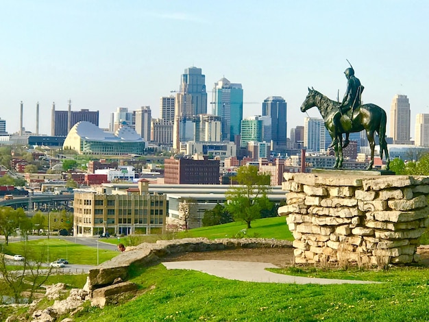 Statua dello scout a Kansas City e centro di Kansas City skyline contro il cielo