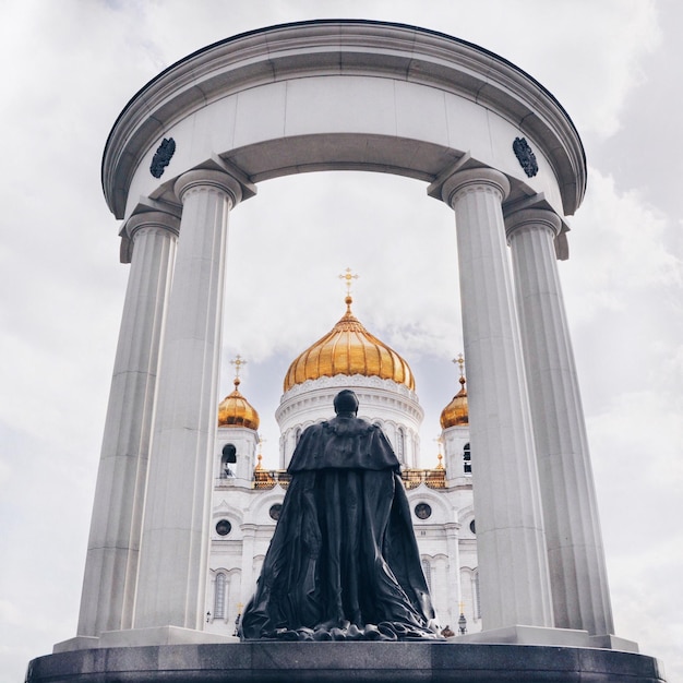 Statua dello zar Alessandro II contro il tempio di Cristo Salvatore