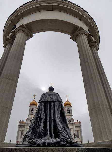Statua dello zar Alessandro II contro la cattedrale di Cristo Salvatore