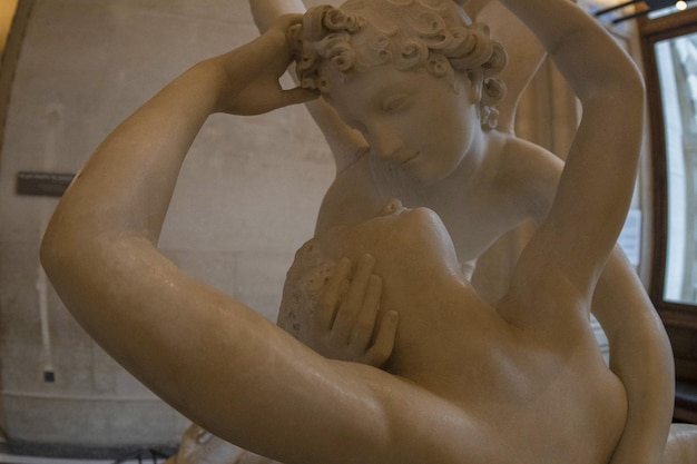 Statua di amore e psiche