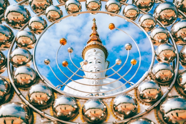Statua di Buddha al tempio di Wat Phra Thart Pha Kaew