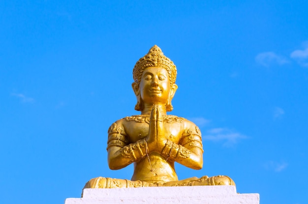 Statua di Buddha Angelo nel tempio tailandese del nord della Thailandia