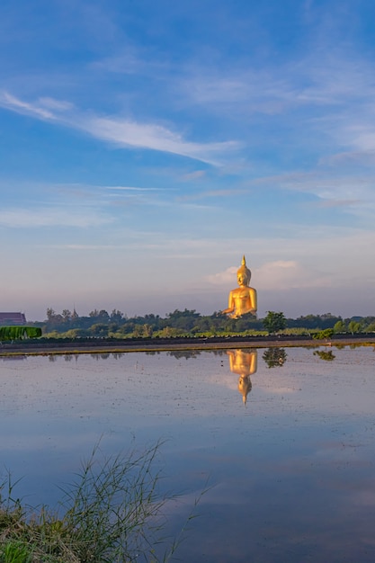 Statua di Buddha con la riflessione di Wat Muang, Ang Thong Province, Tailandia