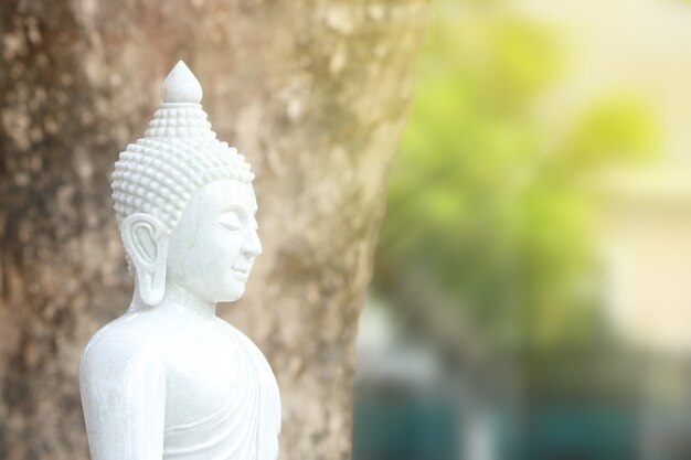 Statua di Buddha fatta di giada bianca.