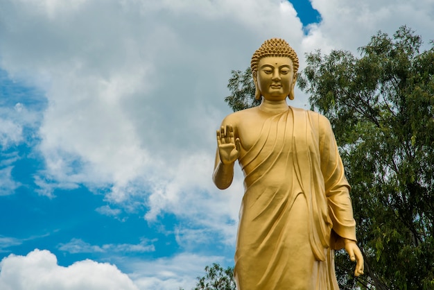 Statua di Buddha in cielo. Statua del Buddha gigante.