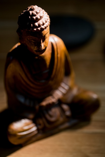 Statua di buddha in legno sul tavolo