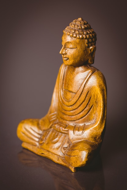 Statua di buddha in legno