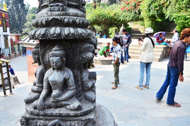 Statua di Buddha in pietra nepalese alla pagoda Swayambhunath o Swayambu chedi o Swoyambhu stupa o tempio della scimmia per il popolo nepalese viaggiatori visitare rispettare pregare dio divinità angelo a Kathmandu Nepal