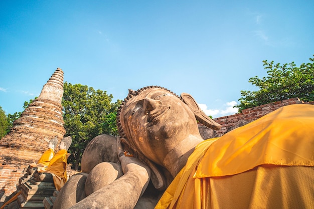 Statua di Buddha in pietra