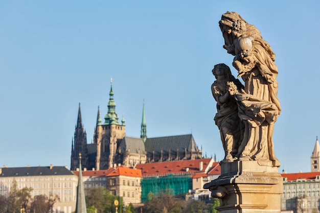 Statua di Carlo Brigde contro la cattedrale di San Vito a Praga