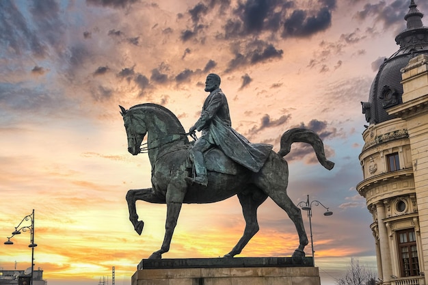 Statua Di Carlo I, Primo Re Di Romania. Bucarest tramonto. Biblioteca universitaria di notte.