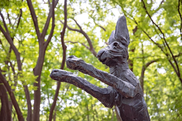 Statua di coniglio nella foresta al parco