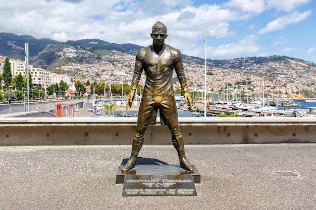 Statua di Cristiano Ronaldo a Funchal sull'isola di Madeira in Portogallo