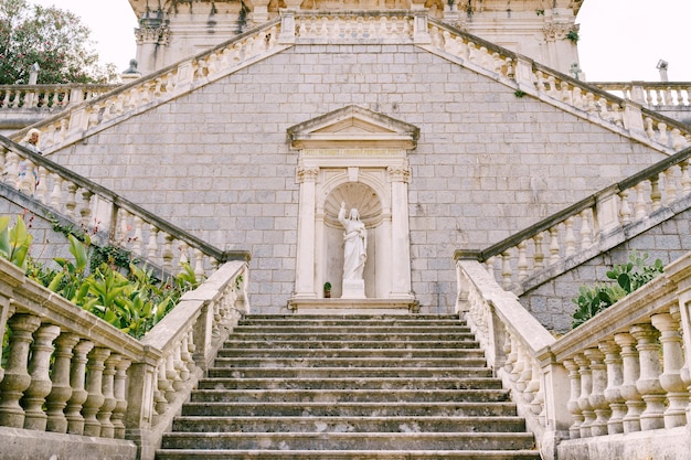 Statua di cristo in una nicchia ai gradini vicino alla chiesa della natività della vergine a prcanj