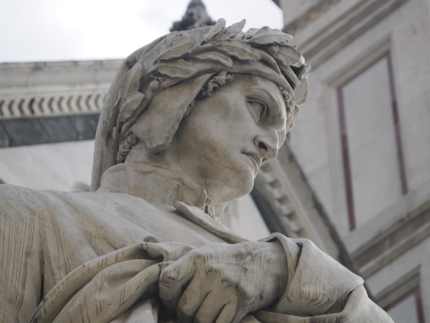 Statua di Dante a Firenze Santa Croce