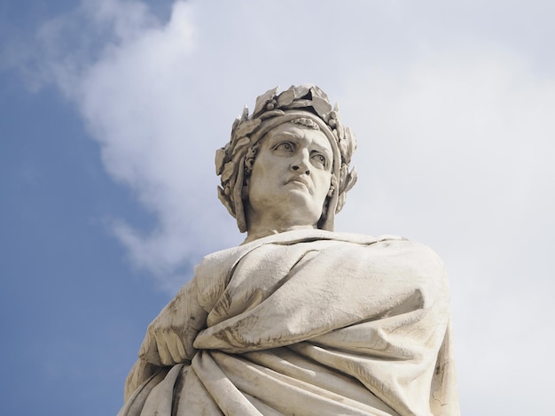 Statua di Dante a Firenze Santa Croce