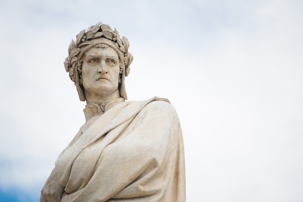 Statua di Dante Alighieri a Firenze, Italia