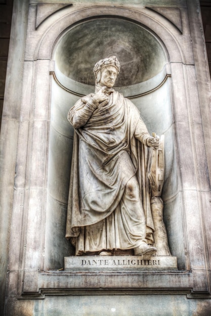 Statua di Dante Alighieri nella Galleria degli Uffizi di Firenze