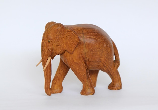 Statua di elefante fatta a mano in legno isolata su bianco