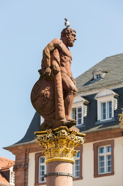 Statua di Ercole nella piazza del mercato Heidelberg Germania