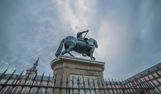 Statua di Felipe III nel centro di Plaza Mayor nella città di Madrid, Spagna