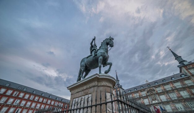 Statua di Felipe III nel centro di Plaza Mayor nella città di Madrid, Spagna
