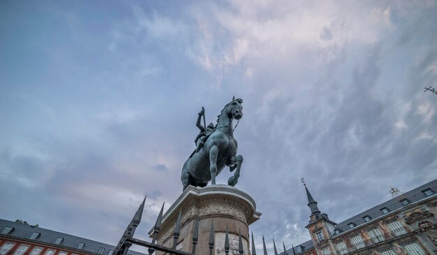 Statua di Felipe III nel centro di Plaza Mayor nella città di Madrid, Spagna