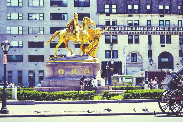 Statua di fronte all'edificio