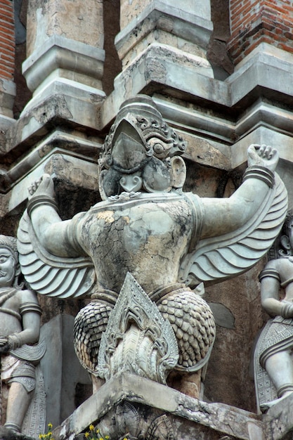 Statua di Garuda al Wat Ratcha Burana ad Ayuthaya
