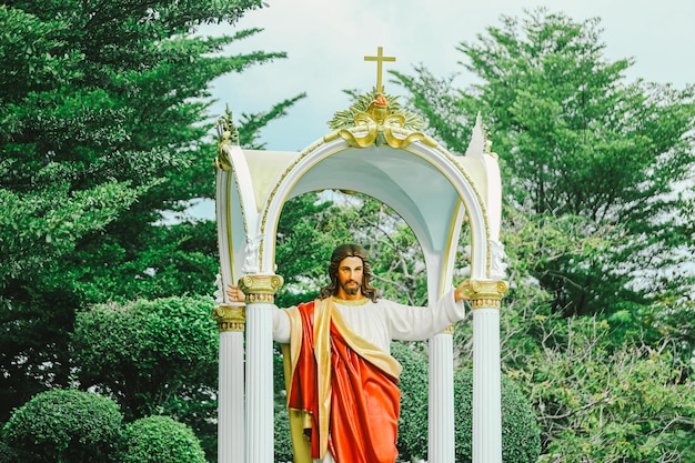 Statua di Gesù Cristo all'ingresso della Chiesa cattolica in Thailandia