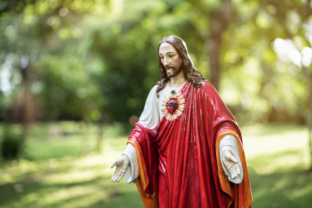 Statua di Gesù Cristo su sfondo verde