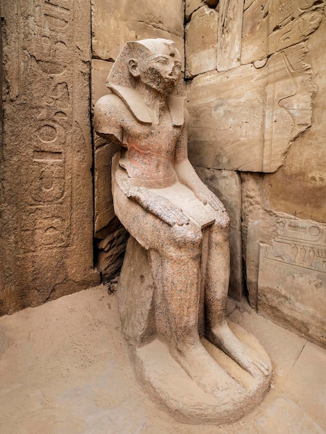 Statua di granito rosa, complesso del tempio di Karnak Luxor Egitto