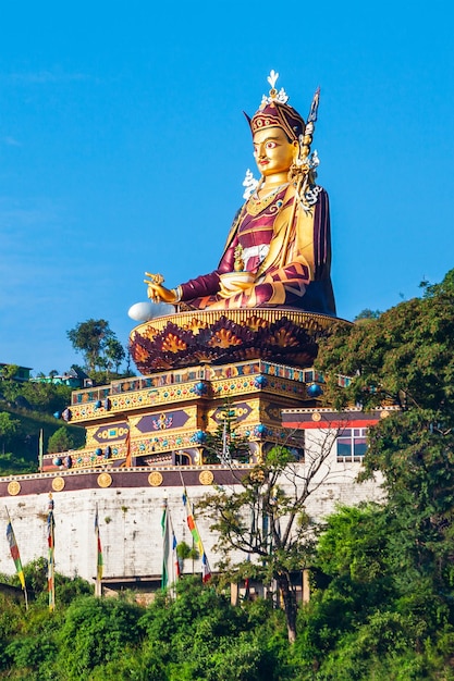 Statua di Guru Padmasambhava a Rewalsar India