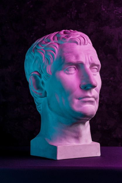 Statua di Guy Giulio Cesare Ottaviano Augusto. Immagine al neon colorata concetto creativo con antica scultura romana testa Guy Giulio Cesare Ottaviano Augusto. Cyberpunk, vaporwave e stile artistico surreale.