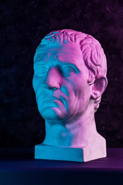 Statua di Guy Giulio Cesare Ottaviano Augusto. Immagine al neon colorata concetto creativo con antica scultura romana testa Guy Giulio Cesare Ottaviano Augusto. Cyberpunk, vaporwave e stile artistico surreale.