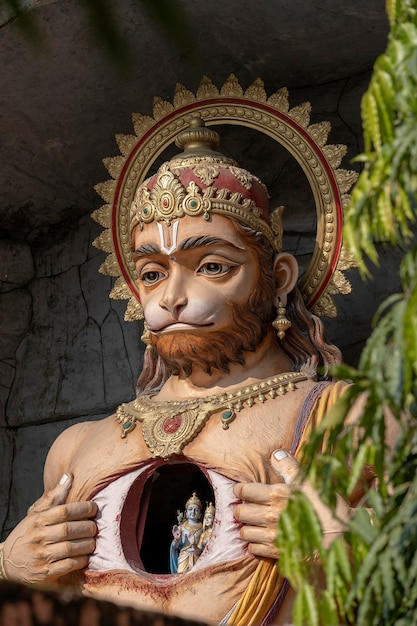 Statua di Hanuman Idolo indù vicino al fiume Gange Rishikesh India Luoghi sacri per i pellegrini