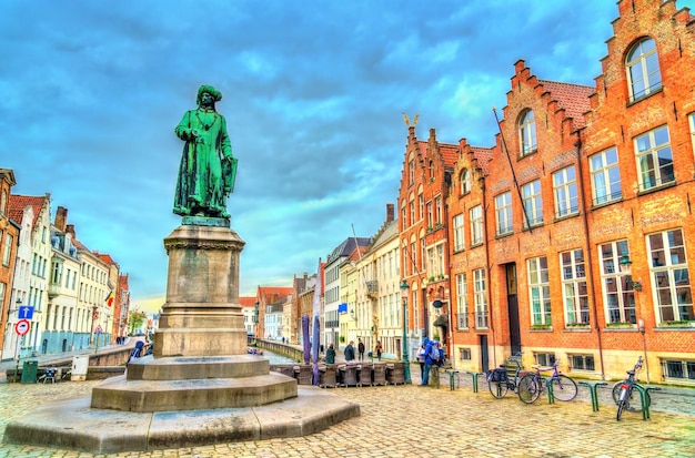 Statua di Jan van Eyck, un pittore dei primi Paesi Bassi a Bruges, Belgio