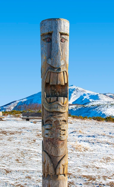 Statua di legno dell'idolo vicino alla penisola di Kamchatka del vulcano di Vilyuchik