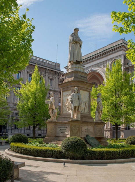 Statua di leonardo da vinci a milano