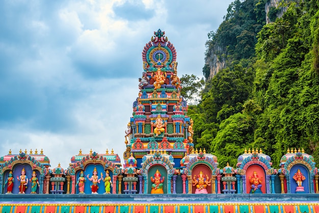 Statua di Lord Muragan ed entrata alle caverne di Batu a Kuala Lumpur, Malesia.