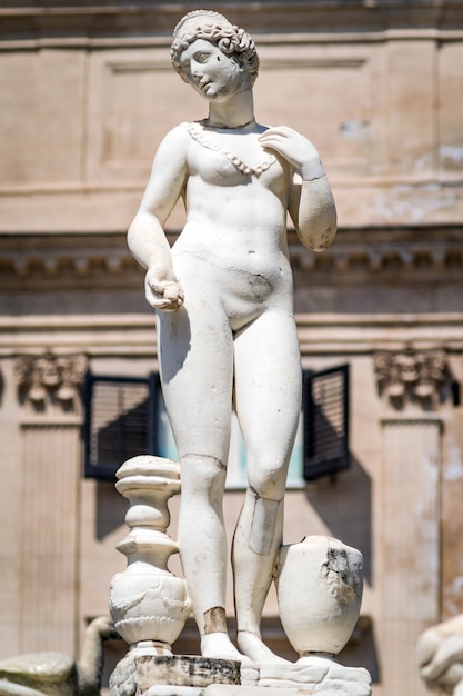 Statua di marmo in Piazza Pretoria, Palermo, Sicilia