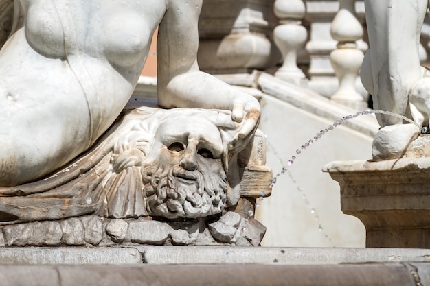 Statua di marmo in Piazza Pretoria, Palermo, Sicilia