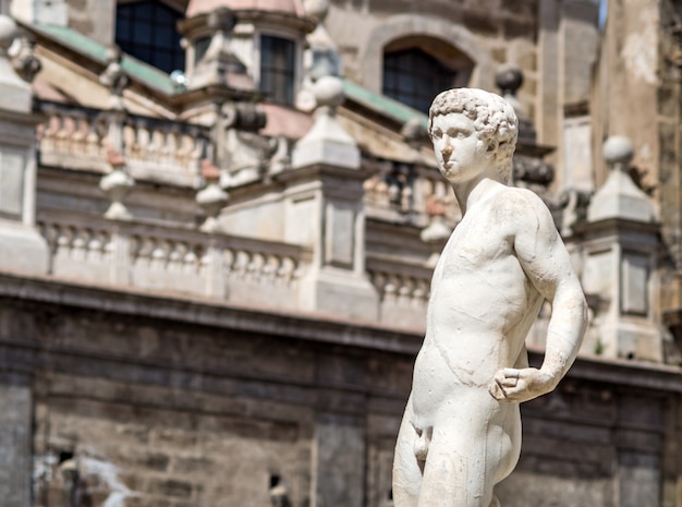 Statua di marmo in Piazza Pretoria, Palermo, Sicilia