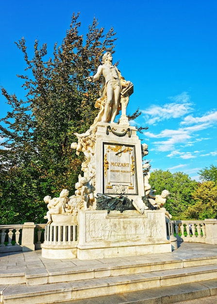 Statua di Mozart nel Parco Burggarten, Vienna, Austria.