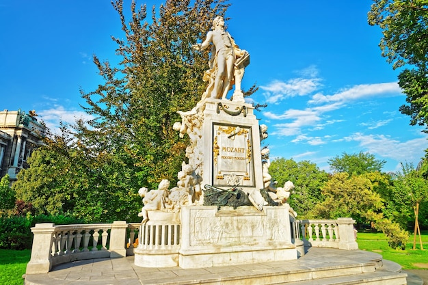 Statua di Mozart nel Parco Burggarten, Vienna in Austria. Persone sullo sfondo.