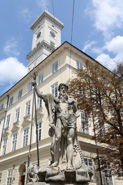 Statua di Nettuno in Piazza del Mercato Lviv Ucraina