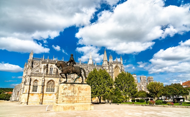 Statua di Nuno Alvares Pereira con il Monastero di Batalha. Patrimonio mondiale dell'UNESCO in Portogallo