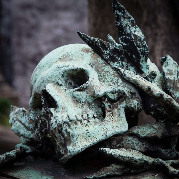 Statua di oltre 100 anni. Cimitero situato nel nord Italia.