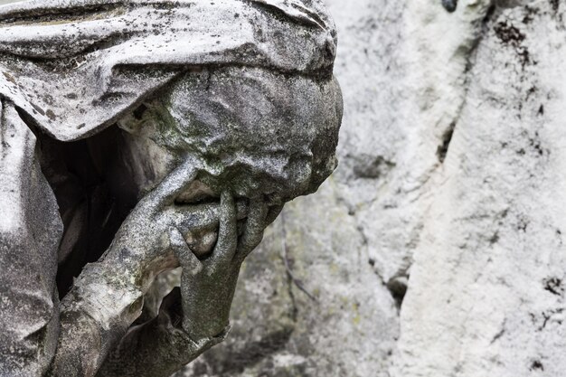 Statua di oltre 100 anni. Cimitero situato nel nord Italia.